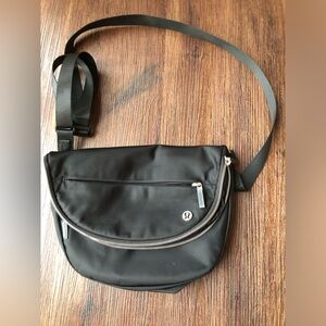 lululemon athletica Black Crossbody Bag nylon  messaged purse EUC